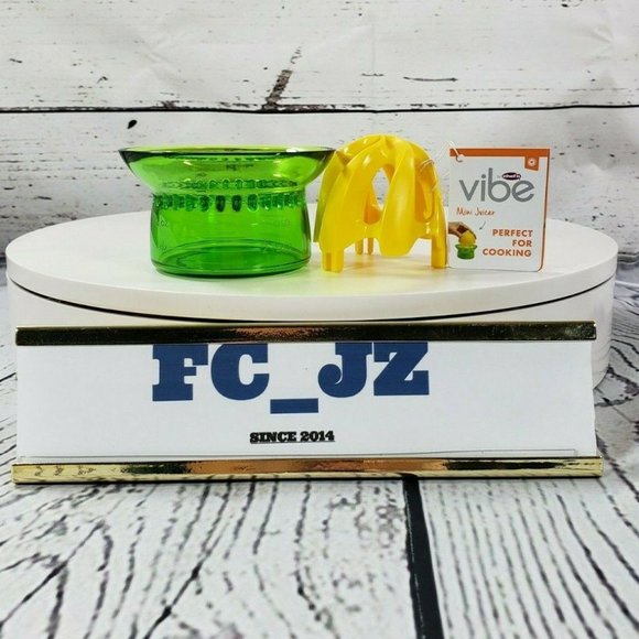 Chef'n Green/Yellow Plastic Mini Juicer ~ Top Rack Dishwasher Safe ~ NEW - Picture 1 of 8